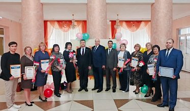 Депутаты поздравили педагогов с Днем учителя